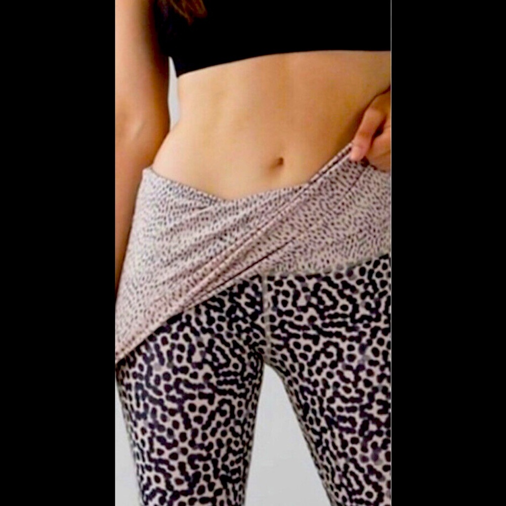 Lululemon Athletic pants pre-owned in fabulous condition size(8-10)Cheetah print